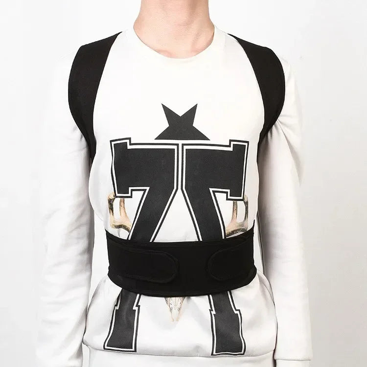 Haltungsgurt für Männer unsichtbar / Invisible posture belt for men"
"Rückengeradehalter unter Hemd / Back straightener under shirt"
"Haltungskorrektur beim Arbeiten / Posture corrector while working"
"Atmungsaktiver Haltungsgürtel / Breathable posture belt